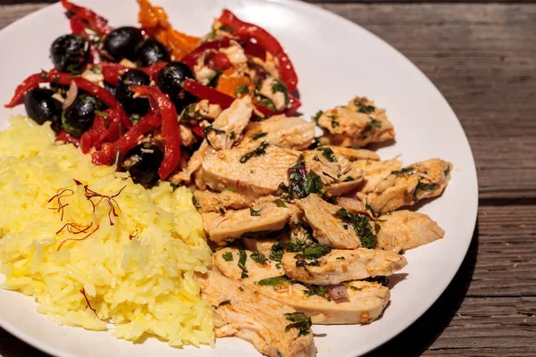 Baharatlı tavuk Diablo ile Salantro, zeytin, biber, sarımsak ve 