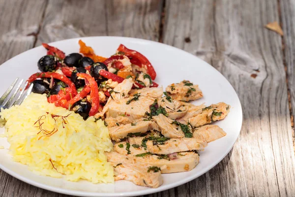 Baharatlı tavuk Diablo ile Salantro, zeytin, biber, sarımsak ve 