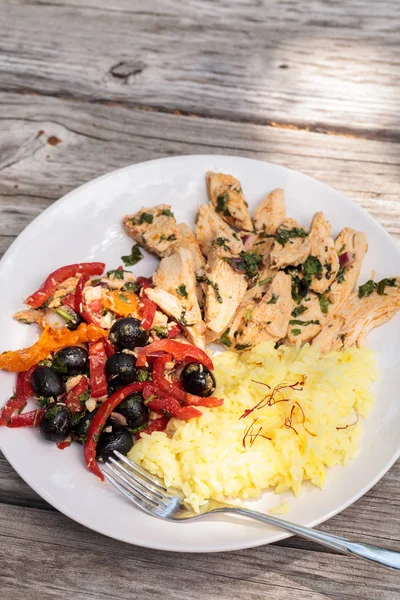 Baharatlı tavuk Diablo ile Salantro, zeytin, biber, sarımsak ve 