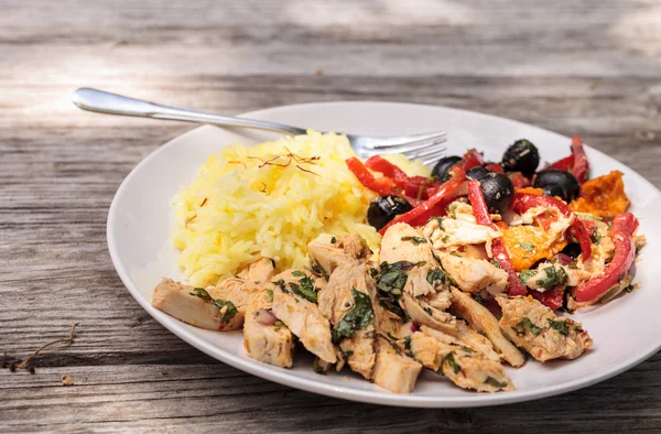 Baharatlı tavuk Diablo ile Salantro, zeytin, biber, sarımsak ve 