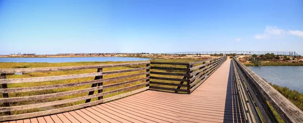 Bolsa Chica wetl의 평화롭고 조용한 습지를 따라 다리 — 스톡 사진