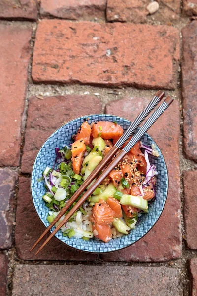 Mangkuk sup salmon mentah dengan nasi — Stok Foto