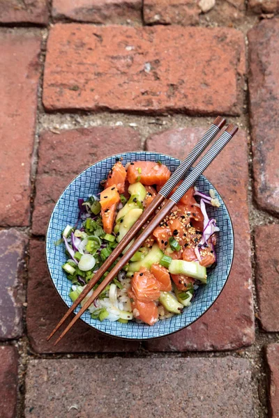 Mangkuk sup salmon mentah dengan nasi — Stok Foto