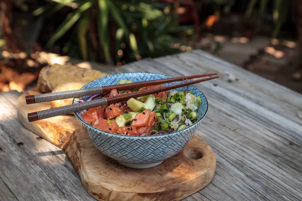 Mangkuk sup salmon mentah dengan nasi — Stok Foto