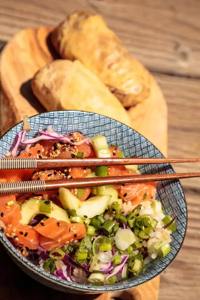 Mangkuk sup salmon mentah dengan nasi — Stok Foto