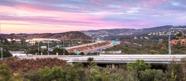 Rodovia em Irvine, Califórnia, ao pôr do sol — Fotografia de Stock