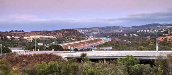 Rodovia em Irvine, Califórnia, ao pôr do sol — Fotografia de Stock