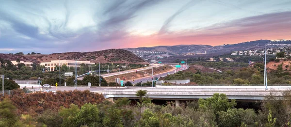 Autopista en Irvine, California, al atardecer — Foto de Stock