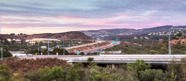 Rodovia em Irvine, Califórnia, ao pôr do sol — Fotografia de Stock