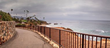 Laguna Beach Park'ta Heisler üzerinde yaz gökyüzü bulutlu