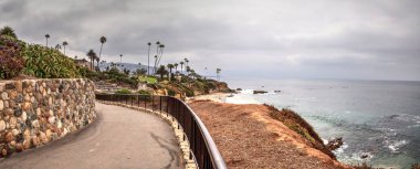 Laguna Beach Park'ta Heisler üzerinde yaz gökyüzü bulutlu