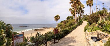 Laguna Beach Park'ta Heisler üzerinde yaz gökyüzü bulutlu