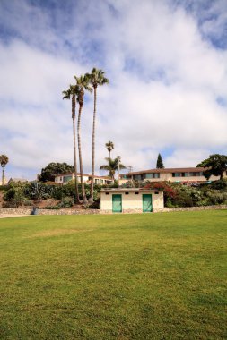 Laguna Beach Park'ta Heisler üzerinde yaz gökyüzü bulutlu