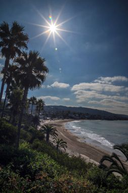 Ana plaj, Laguna Beach üzerinde güneşin görünümü