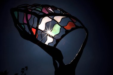 Kısmi güneş tutulması renkli metal heykel parlar