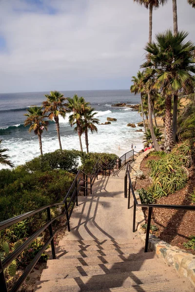 Laguna Beach Park'ta Heisler üzerinde yaz gökyüzü bulutlu