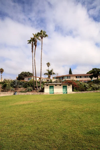 Laguna Beach Park'ta Heisler üzerinde yaz gökyüzü bulutlu