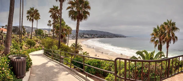 Ana Beach Laguna Beach üzerinde yaz gökyüzü bulutlu