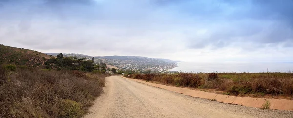 Temné dešťové mraky nad pobřežím Laguna Beach — Stock fotografie