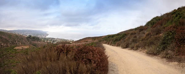 Temné dešťové mraky nad pobřežím Laguna Beach — Stock fotografie