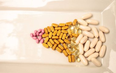 B vitamini, E vitamini altın, pembe ve beyaz jel kapsül karışımı