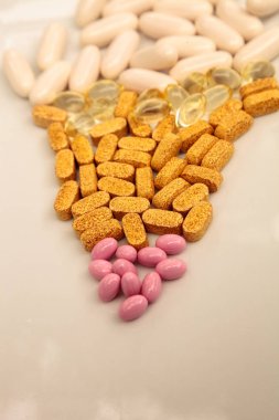 B vitamini, E vitamini altın, pembe ve beyaz jel kapsül karışımı