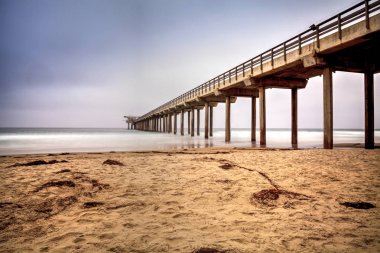 Bulutlu bulutlu gün Scripps pier La Jolla Beach üzerinde