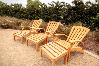 Bahçedeki ahşap veranda şezlong