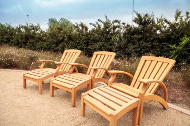 Bahçedeki ahşap veranda şezlong