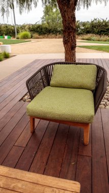 Ahşap veranda şezlong yeşil yastıkları ile