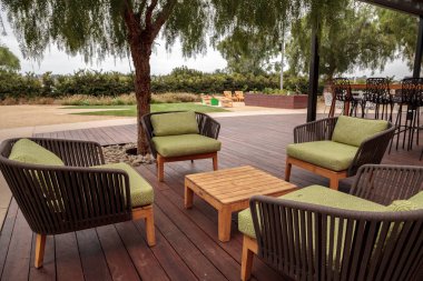 Ahşap veranda şezlong yeşil yastıkları ile