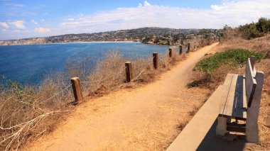 Yürüyüş parkurları ve banklar La Jolla Cov kıyı alanı üzerindeki