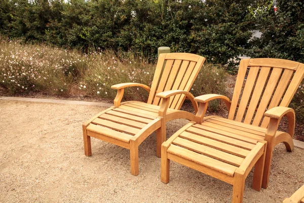 Bahçedeki ahşap veranda şezlong 