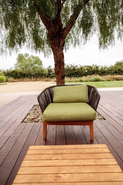 Ahşap veranda şezlong yeşil yastıkları ile