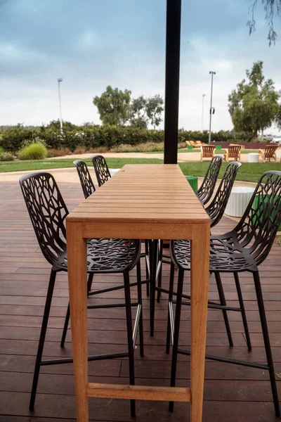 Hoher Tisch und Liegestühle im Innenhof — Stockfoto