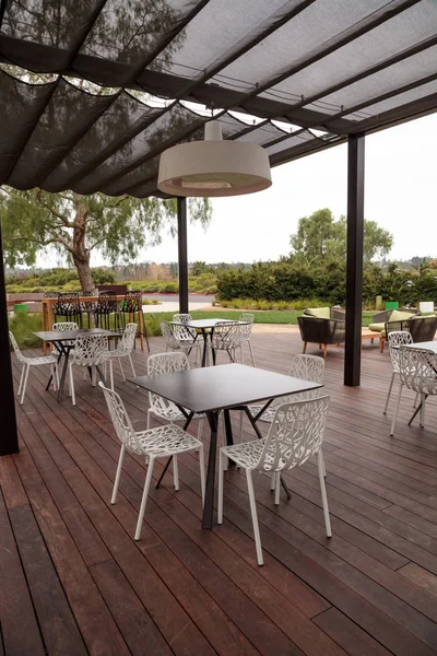 Yüksek tablo ve veranda koltuklar