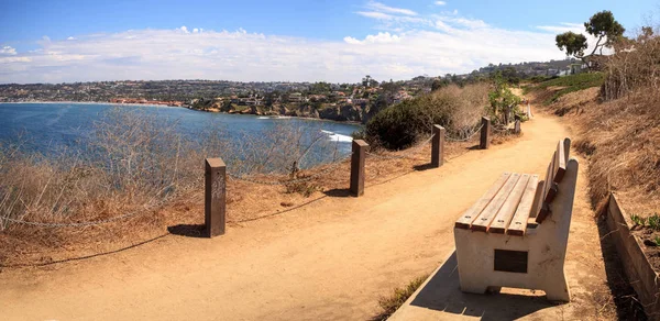Yürüyüş parkurları ve banklar La Jolla Cov kıyı alanı üzerindeki