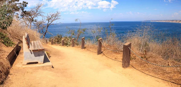 Sentiers et bancs de randonnée au-dessus de la zone côtière de La Jolla Cov — Photo