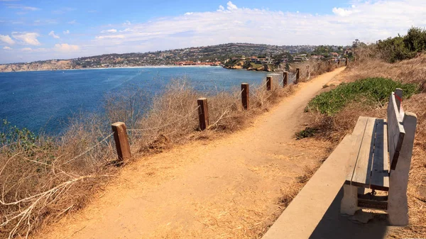 Yürüyüş parkurları ve banklar La Jolla Cov kıyı alanı üzerindeki