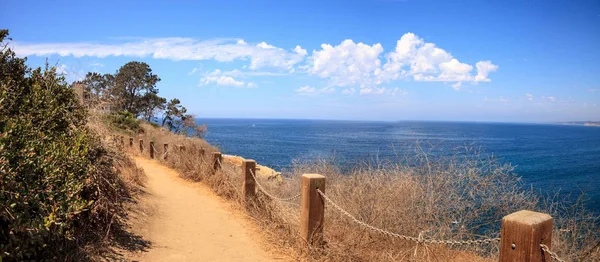 远足径及长凳上沿海区 La Jolla 冠状病毒 — 图库照片