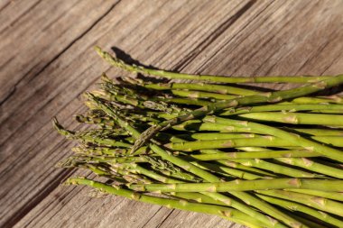 Rustik ahşap arka plan üzerinde taze ince kuşkonmaz