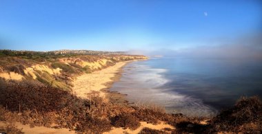 Sis Crystal Cove okyanus sürükleniyor gibi gökyüzünde ay 