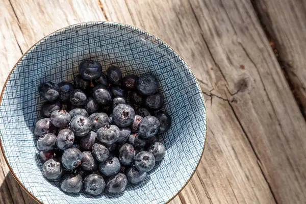 Organic blueberries in a blue and white bowl — Stock Photo, Image