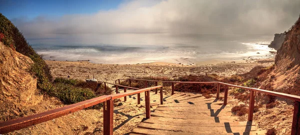 Escaleras que conducen al océano en la playa estatal de Crystal Cove — Foto de Stock