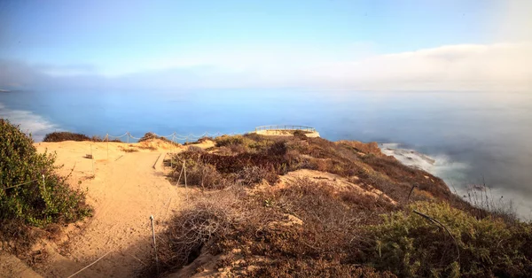 Ομίχλη παρασύρει σε πάνω από τον ωκεανό στο Crystal Cove κρατικής παραλίας — Φωτογραφία Αρχείου