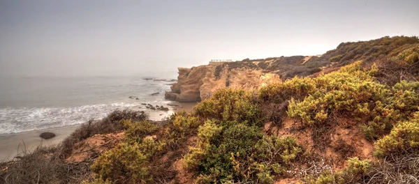 Nebbia deriva sopra l'oceano a Crystal Cove spiaggia di stato — Foto Stock