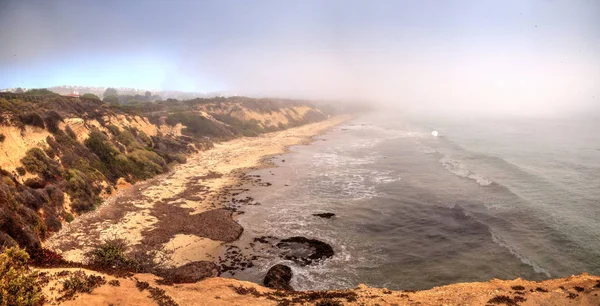 Туман дрейфует над океаном на пляже Кристал Коув. — стоковое фото