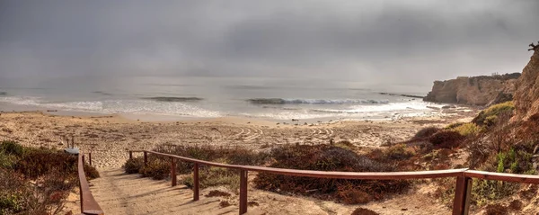 Fog drifts in over the ocean at Crystal Cove state beach — Stock Photo, Image