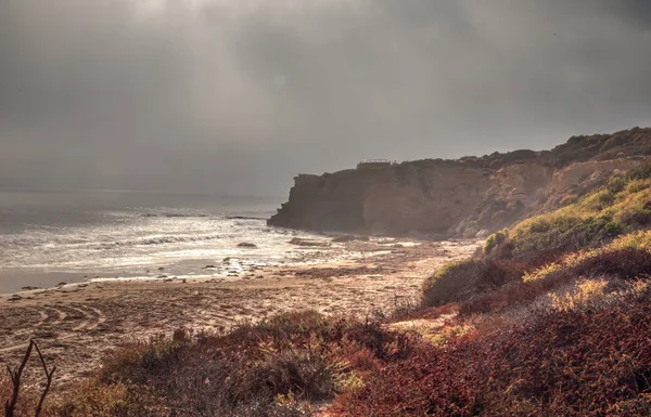 Fog drifts in over the ocean at Crystal Cove state beach — Stock Photo, Image