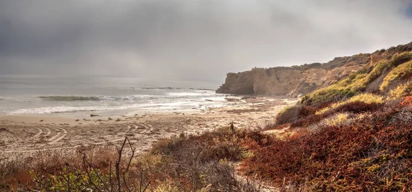 Nebbia deriva sopra l'oceano a Crystal Cove spiaggia di stato — Foto Stock